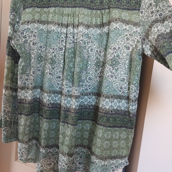 Long sleeve shirt. - Picture 2 of 4